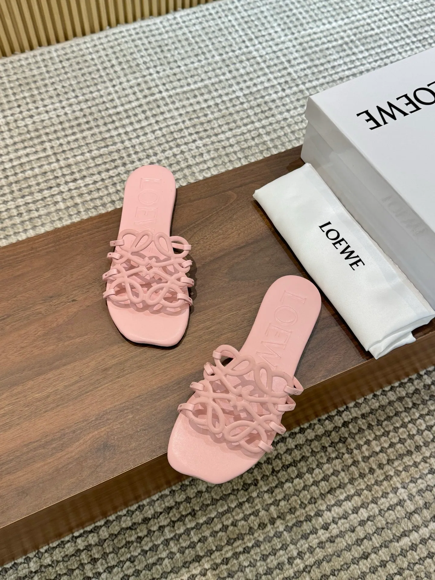 👟👟Ex-factory price 400👟👟 The latest 2025 LOEWE, summer limited edition hollow slippers, they are so beautiful on your feet! ! ! Highly recommended, a super lazy drag, the same style worn by celebrity bloggers! Fabric: Imported sheepskin (black, white, apricot, red, pink, five colors) Lining: Imported sheepskin Outsole: Genuine leather injection dyed bottom Number: 35-42